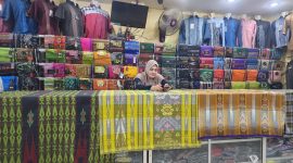 Koleksi lengkap dan pelayanan hangat membuat Toko Singa Raja menjadi tujuan utama masyarakat menjelang Idulfitri.