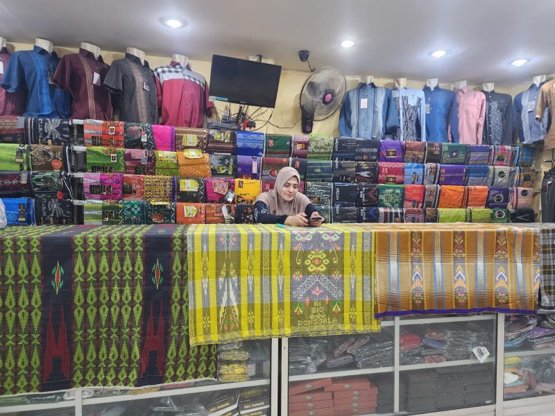 Koleksi lengkap dan pelayanan hangat membuat Toko Singa Raja menjadi tujuan utama masyarakat menjelang Idulfitri.