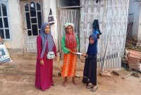 Keterangan foto:
Siswa SDN Panaongan III Sumenep menyerahkan santunan kepada anak yatim dan fakir miskin dalam rangka kegiatan Pondok Ramadhan 2026, sebagai bentuk pembelajaran kepedulian sosial melalui program JUMPAYASIN (Jumat Sapa Yatim dan Fakir Miskin).