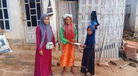 Keterangan foto:
Siswa SDN Panaongan III Sumenep menyerahkan santunan kepada anak yatim dan fakir miskin dalam rangka kegiatan Pondok Ramadhan 2026, sebagai bentuk pembelajaran kepedulian sosial melalui program JUMPAYASIN (Jumat Sapa Yatim dan Fakir Miskin).