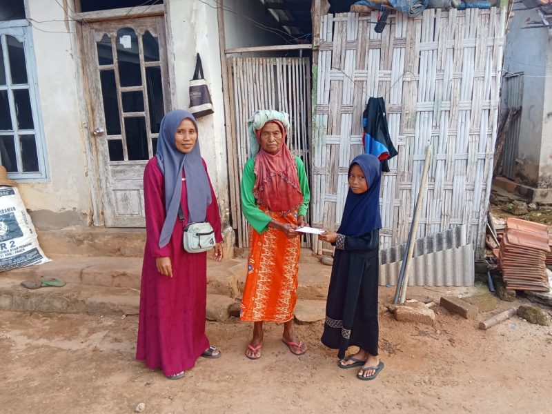 Keterangan foto:
Siswa SDN Panaongan III Sumenep menyerahkan santunan kepada anak yatim dan fakir miskin dalam rangka kegiatan Pondok Ramadhan 2026, sebagai bentuk pembelajaran kepedulian sosial melalui program JUMPAYASIN (Jumat Sapa Yatim dan Fakir Miskin).