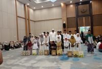 Abd Aziz Salim Syabibi saat menyerahkan santunan kepada anak yatim dalam kegiatan buka puasa akbar yang digelar di Ballroom Hotel Myze, Sumenep, Sabtu (14/3/2026).