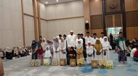 Abd Aziz Salim Syabibi saat menyerahkan santunan kepada anak yatim dalam kegiatan buka puasa akbar yang digelar di Ballroom Hotel Myze, Sumenep, Sabtu (14/3/2026).
