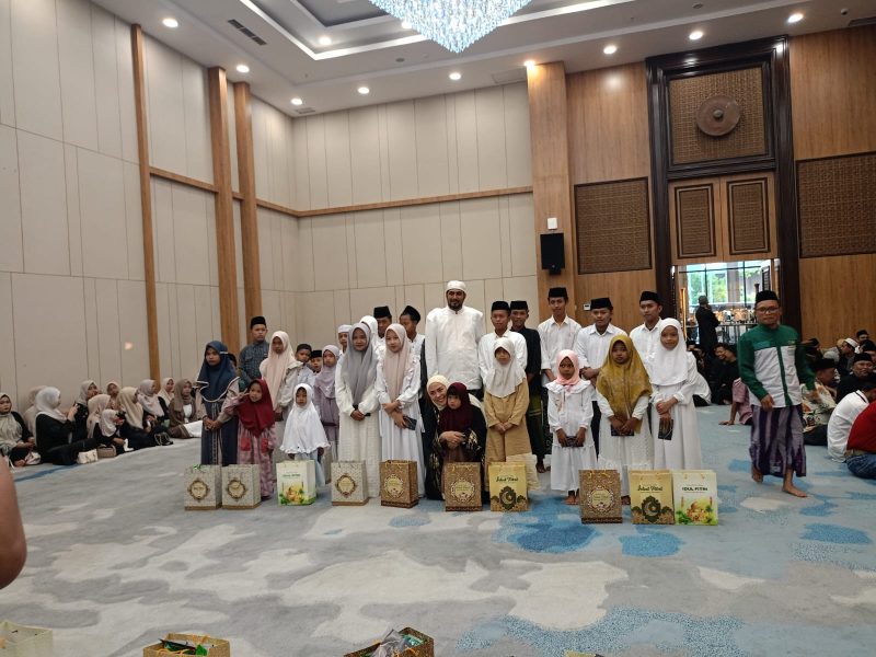 Abd Aziz Salim Syabibi saat menyerahkan santunan kepada anak yatim dalam kegiatan buka puasa akbar yang digelar di Ballroom Hotel Myze, Sumenep, Sabtu (14/3/2026).