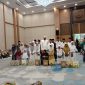 Abd Aziz Salim Syabibi saat menyerahkan santunan kepada anak yatim dalam kegiatan buka puasa akbar yang digelar di Ballroom Hotel Myze, Sumenep, Sabtu (14/3/2026).