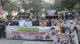 Ket Foto: Plt Kepala Disperkimhub Sumenep, Achmad Dzulkarnain, mewakili Bupati Sumenep, Achmad Fauzi Wongsojudo, melepas pemudik dari Jakarta menggunakan bus gratis menuju kampung halaman
