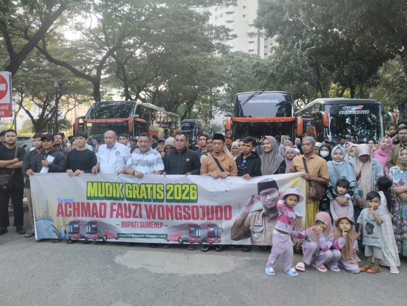 Ket Foto: Plt Kepala Disperkimhub Sumenep, Achmad Dzulkarnain, mewakili Bupati Sumenep, Achmad Fauzi Wongsojudo, melepas pemudik dari Jakarta menggunakan bus gratis menuju kampung halaman