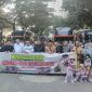Ket Foto: Plt Kepala Disperkimhub Sumenep, Achmad Dzulkarnain, mewakili Bupati Sumenep, Achmad Fauzi Wongsojudo, melepas pemudik dari Jakarta menggunakan bus gratis menuju kampung halaman