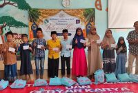 Ayunda Putri Budianto, siswi kelas IV SDN Barkot III Pamekasan sekaligus putri pengusaha rokok H. Bambang Budianto, bersama teman-temannya saat menggelar aksi sosial santunan yatim dan dhuafa, pembagian takjil di jalan raya, serta buka puasa bersama dalam momentum Ramadan, Minggu (14/3/2026).