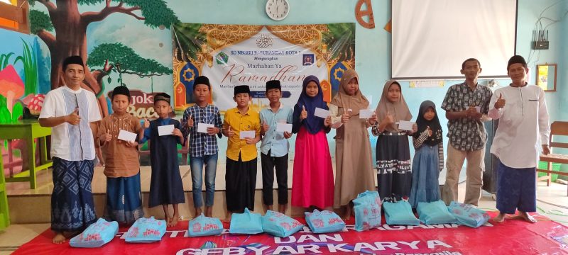 Ayunda Putri Budianto, siswi kelas IV SDN Barkot III Pamekasan sekaligus putri pengusaha rokok H. Bambang Budianto, bersama teman-temannya saat menggelar aksi sosial santunan yatim dan dhuafa, pembagian takjil di jalan raya, serta buka puasa bersama dalam momentum Ramadan, Minggu (14/3/2026).