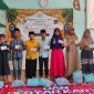 Ayunda Putri Budianto, siswi kelas IV SDN Barkot III Pamekasan sekaligus putri pengusaha rokok H. Bambang Budianto, bersama teman-temannya saat menggelar aksi sosial santunan yatim dan dhuafa, pembagian takjil di jalan raya, serta buka puasa bersama dalam momentum Ramadan, Minggu (14/3/2026).