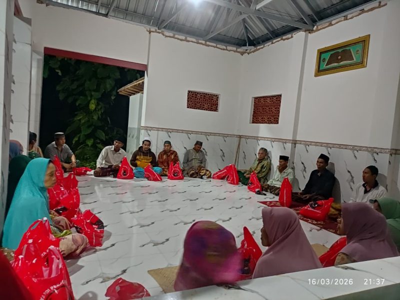 Suasana pembagian sembako kepada warga dhuafa di Kecamatan Dungkek oleh Detikzone.id berkolaborasi dengan PDI Perjuangan dalam rangka berbagi berkah Ramadan.