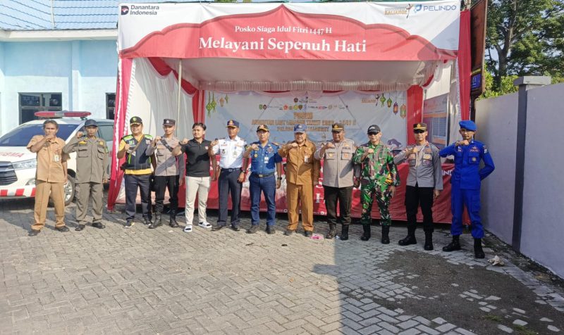 Keterangan Foto:
Petugas gabungan dari TNI, Polri, KSOP Kalianget, serta instansi terkait melakukan pengamanan dan pengawasan proses keberangkatan penumpang di Pelabuhan Kalianget, memastikan arus mudik jalur laut berjalan tertib, aman, dan lancar menjelang Lebaran 2026.