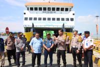 Kapolres Sumenep turun langsung memantau arus mudik laut di Pelabuhan Kalianget demi memastikan keamanan dan kenyamanan pemudik
