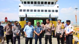 Kapolres Sumenep turun langsung memantau arus mudik laut di Pelabuhan Kalianget demi memastikan keamanan dan kenyamanan pemudik