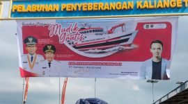 Pemudik warga kepulauan saat menaiki KMP Dharma Bahari Sumekar III (DBS III) di Pelabuhan Kalianget, Sumenep, dalam program mudik gratis yang difasilitasi Pemkab Sumenep.