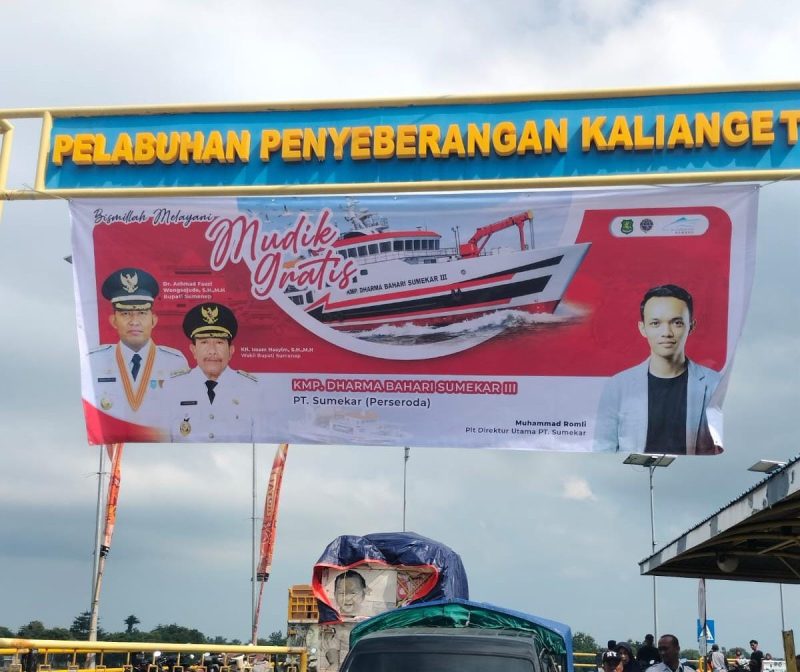 Pemudik warga kepulauan saat menaiki KMP Dharma Bahari Sumekar III (DBS III) di Pelabuhan Kalianget, Sumenep, dalam program mudik gratis yang difasilitasi Pemkab Sumenep.