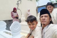 Tradisi ziarah kubur di Hari Raya Idulfitri, anak-anak belajar menghargai akar keluarga melalui doa dan cerita