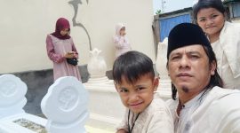 Tradisi ziarah kubur di Hari Raya Idulfitri, anak-anak belajar menghargai akar keluarga melalui doa dan cerita