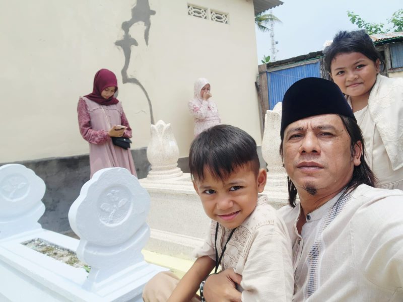 Tradisi ziarah kubur di Hari Raya Idulfitri, anak-anak belajar menghargai akar keluarga melalui doa dan cerita