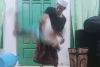 Ket Foto: Tangkapan layar video yang diduga memperlihatkan seorang anak dibanting, kini menjadi bagian dari penyelidikan kasus di Probolinggo.