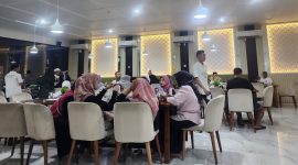 Suasana ramai pengunjung di Arinna Café & Resto yang tak pernah sepi dari siang hingga malam.