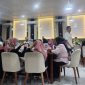Suasana ramai pengunjung di Arinna Café & Resto yang tak pernah sepi dari siang hingga malam.
