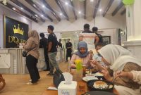 Antusiasme warga terlihat dari padatnya Cafe & Resto D’Queen, yang kini jadi magnet baru kuliner Pamekasan.