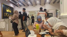 Antusiasme warga terlihat dari padatnya Cafe & Resto D’Queen, yang kini jadi magnet baru kuliner Pamekasan.