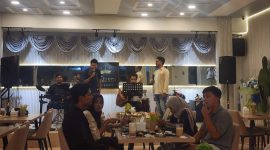 Aksi dua vokalis dengan energi penuh sukses memukau pengunjung dan menghangatkan suasana malam di D’Queen.