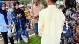 Penuh haru, Ali Zainal Abidin menundukkan kepala di pusara ibundanya, Hj. Ainun Bani, mengirim doa dan menabur rindu yang tak pernah usai.