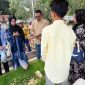 Penuh haru, Ali Zainal Abidin menundukkan kepala di pusara ibundanya, Hj. Ainun Bani, mengirim doa dan menabur rindu yang tak pernah usai.