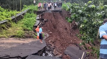 Jembatan Utama Menuju Destinasi Wisata Air Terjun Madakaripura Probolinggo Amblas Diterjang Hujan, Akses Jalan Terputus 