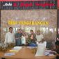 Kades Pangarangan, Miskun Legiyono, saat menyerahkan bantuan beras dan Minyak Kita kepada warga penerima manfaat.