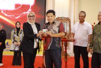 PENDAFTARAN MAHASISWA PERDANA: Rektor Unitomo Surabaya, Prof. Siti Marwiyah, SH., MH. (ketiga dari kiri), secara simbolis menyerahkan Kartu Tanda Mahasiswa (KTM) kepada salah satu mahasiswa angkatan pertama Program Doktor (S3) Ilmu Hukum di Auditorium Ki Moh. Saleh, Rabu (4/3/2026). Foto: Faldy