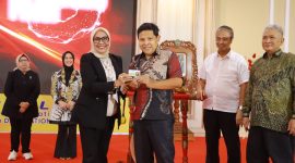 PENDAFTARAN MAHASISWA PERDANA: Rektor Unitomo Surabaya, Prof. Siti Marwiyah, SH., MH. (ketiga dari kiri), secara simbolis menyerahkan Kartu Tanda Mahasiswa (KTM) kepada salah satu mahasiswa angkatan pertama Program Doktor (S3) Ilmu Hukum di Auditorium Ki Moh. Saleh, Rabu (4/3/2026). Foto: Faldy