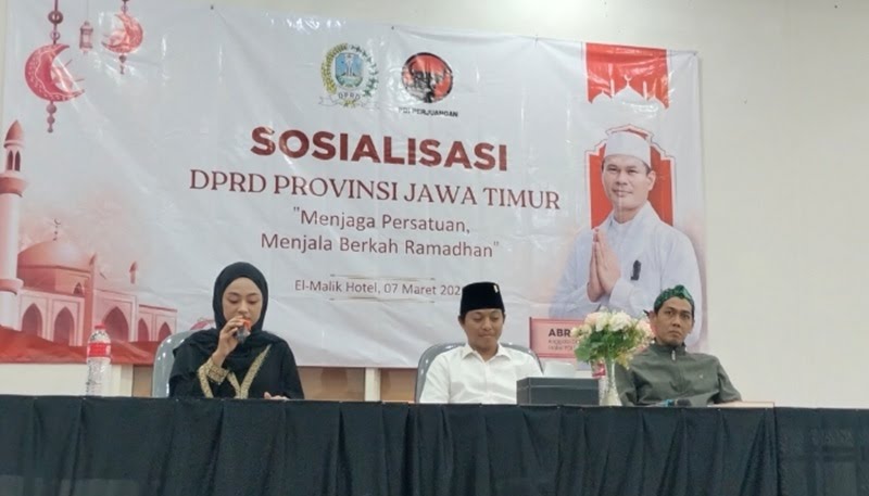 Anggota DPRD Sumenep, Hosnan Abrori, menghadiri sosialisasi bertajuk “Menjaga Persatuan, Menjala Berkah Ramadan” sekaligus mengapresiasi peluncuran buku Dialektika Rasa: Catatan dari Pinggir karya Abrari di El-Malik Hotel, Sumenep.