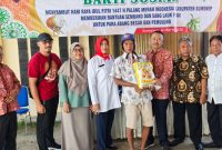 Para abang becak dan pemulung menerima paket sembako dari PMI Sumenep dengan penuh haru di Kantor PMI Kabupaten Sumenep, Jumat (13/03/2026). Kegiatan ini merupakan wujud kepedulian dan aksi sosial berkelanjutan PMI bagi masyarakat yang membutuhkan.