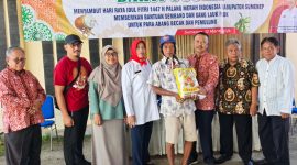 Para abang becak dan pemulung menerima paket sembako dari PMI Sumenep dengan penuh haru di Kantor PMI Kabupaten Sumenep, Jumat (13/03/2026). Kegiatan ini merupakan wujud kepedulian dan aksi sosial berkelanjutan PMI bagi masyarakat yang membutuhkan.