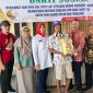 Para abang becak dan pemulung menerima paket sembako dari PMI Sumenep dengan penuh haru di Kantor PMI Kabupaten Sumenep, Jumat (13/03/2026). Kegiatan ini merupakan wujud kepedulian dan aksi sosial berkelanjutan PMI bagi masyarakat yang membutuhkan.