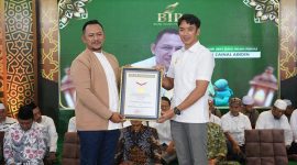 Founder Bani Insan Peduli, Ali Zainal Abidin, saat menerima penghargaan Rekor MURI pada kegiatan santunan dan buka puasa bersama 3.000 anak yatim di Bakorwil Pamekasan.
