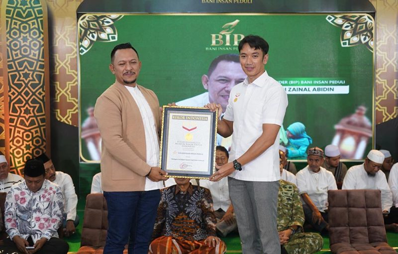 Founder Bani Insan Peduli, Ali Zainal Abidin, saat menerima penghargaan Rekor MURI pada kegiatan santunan dan buka puasa bersama 3.000 anak yatim di Bakorwil Pamekasan.