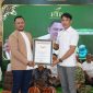Founder Bani Insan Peduli, Ali Zainal Abidin, saat menerima penghargaan Rekor MURI pada kegiatan santunan dan buka puasa bersama 3.000 anak yatim di Bakorwil Pamekasan.