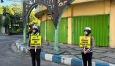 Personel Satlantas Polres Sumenep menyapa dan memberikan edukasi langsung kepada pengguna jalan di Simpang Empat Kota Sumenep dalam kegiatan “Polantas Menyapa”, Rabu (15/4/2026).