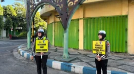 Personel Satlantas Polres Sumenep menyapa dan memberikan edukasi langsung kepada pengguna jalan di Simpang Empat Kota Sumenep dalam kegiatan “Polantas Menyapa”, Rabu (15/4/2026).