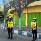 Personel Satlantas Polres Sumenep menyapa dan memberikan edukasi langsung kepada pengguna jalan di Simpang Empat Kota Sumenep dalam kegiatan “Polantas Menyapa”, Rabu (15/4/2026).
