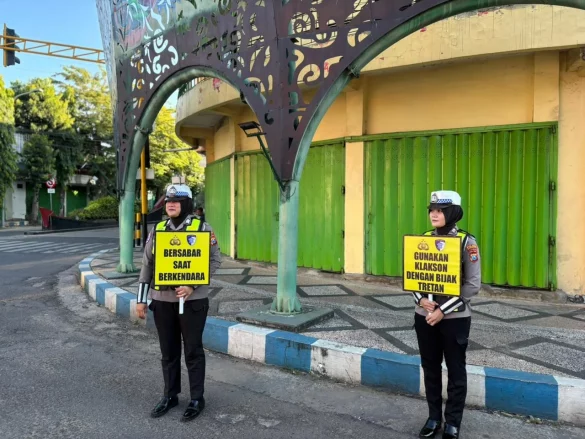 Personel Satlantas Polres Sumenep menyapa dan memberikan edukasi langsung kepada pengguna jalan di Simpang Empat Kota Sumenep dalam kegiatan “Polantas Menyapa”, Rabu (15/4/2026).