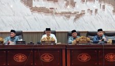 Suasana Rapat Paripurna DPRD Kabupaten Sumenep saat tujuh fraksi menyampaikan pandangan umum terhadap Nota Penjelasan Bupati atas tiga Raperda 2026, Rabu (15/04/2026).