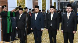Bupati Sumenep, Achmad Fauzi Wongsojudo, saat melantik staf ahli dan Kepala BRIDA di Kantor Bupati, Rabu (08/04/2026), disaksikan para pejabat dan ASN yang menerima SK.
