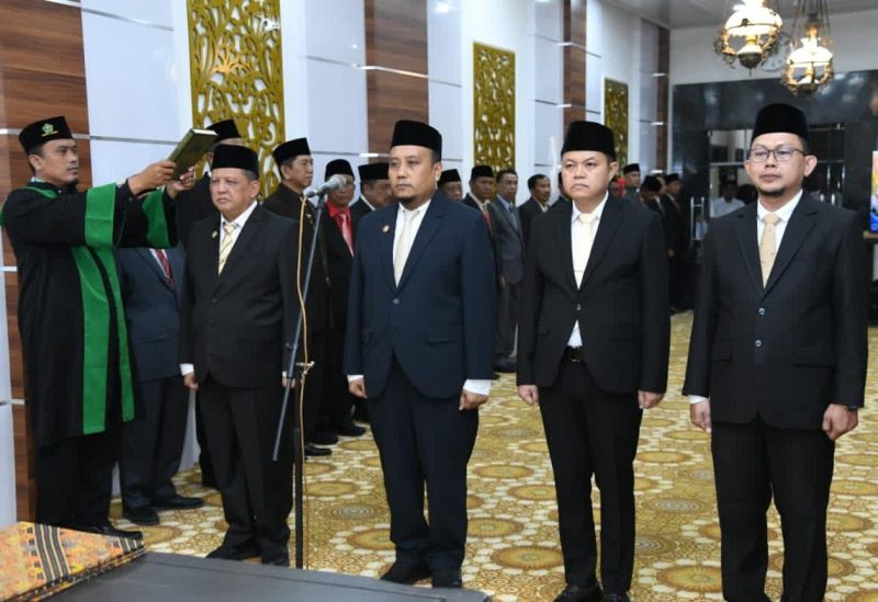 Bupati Sumenep, Achmad Fauzi Wongsojudo, saat melantik staf ahli dan Kepala BRIDA di Kantor Bupati, Rabu (08/04/2026), disaksikan para pejabat dan ASN yang menerima SK.